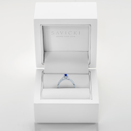 Pierścionek Heart of the Ocean: białe złoto, niebieski szafir